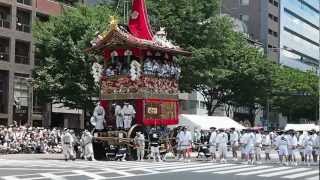 京都・祇園祭2012年 山鉾巡行 長刀鉾から降りるお稚児さんと辻まわし