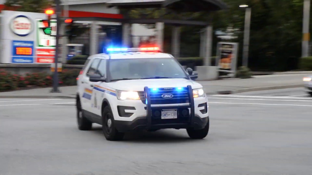 Multiple Surrey RCMP Units Responding Urgently - YouTube