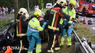 Auto botst op bomen, bestuurder bekneld langs de Schoonhovenseweg   N207 in Stolwijk