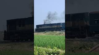 ট্রেনের এতো কালো ধোঁয়া || So much black smoke from the train #viralpost #train #railway