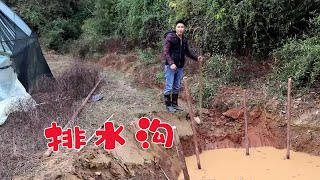 小鄧進山挖排水溝，打算明年在這養3000隻雞3000隻鵝，大干一場 【石頭記事】