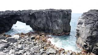 【海の絶景】三宅島のメガネ岩（東京都）「何かメガネと違う」