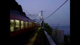 東海道　113系の風景　2004　夜の帳が降りる根府川駅。相模湾をﾊﾞｯｸに下り普通845M熱海行きが到着