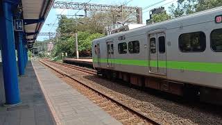 4028次EMU900型區間快車樹林往雙溪(907)離開+4021次EMU900型區間快車花蓮經北迴線往樹林(924)進入八堵站