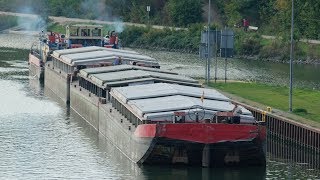 Binnenschip Bizon O 130 en Bernadus D in Sluis Herne Oost