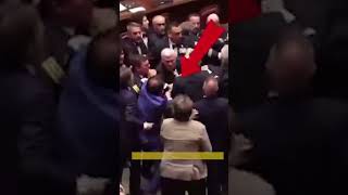 Batalla campal entre diputados en el Parlamento italiano