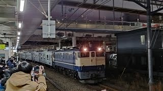 9275レ EF65-2101号機 甲種輸送 東急5050系4000番台Qシート用無塗装中間車4両 立川駅6.5番線を発車するシーン