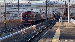 【しなの鉄道】篠ノ井駅で115系とミュージックホーンを鳴らしながらすれ違うSR1系