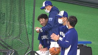 登板は無いが札幌遠征に帯同している高橋宏斗、落合英二コーチと変化球の握りを相談 (2022/06/11)