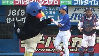 始球式に来たおおしまくんとグータッチを交わすつば九郎 (2023/07/11)