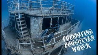 Freediving an amazing abandoned smugglers wreck in Greece.