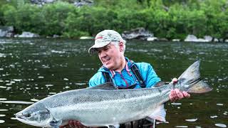 Going down Steinfoss with a salmon – Alta river