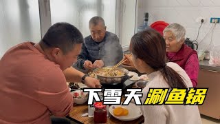 农民王小：下雪天东北吃鱼锅，爷们要把皮冻涮了，能行吗？