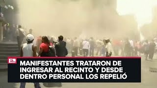 Protesta de comerciantes y taxistas se vuelve riña en el Congreso CDMX