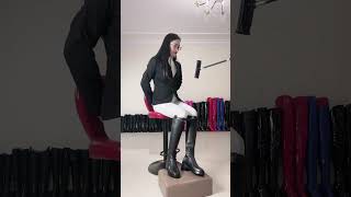 Queen 执老师 flat leather boots and blue leather thigh boots