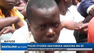 Poliisi eyodde abavubuka abasukka mu 50.