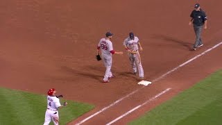 BOS@STL: Moreland shows off his reflexes with dive