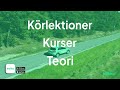 trafiklärare visar hur du kör i korsningar