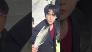 [NCT도영] 241004 | 퇴근길 꽃 받아가는 도영이 | 부산 굿밤 콘서트