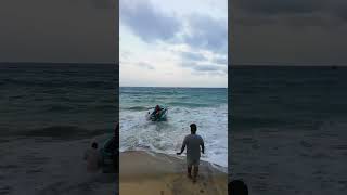 Sending a Fishing Boat into the Ocean with High Waves கடல் அலைகளுடன் படகை கடலுக்கு அனுப்புதல்