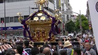 平成26年 千代田区・三崎稲荷神社【バトル】宮神輿＝町会渡し（１）