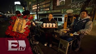 Capitalinos regalan alimentos y agua a los peregrinos / Martín Espinosa