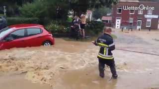 Regenfluten reißen Autos mit - Wassermassen in Belgien