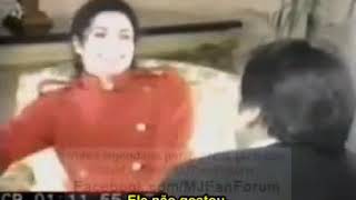 Michael Jackson tem crise de riso em entrevista | Legendado