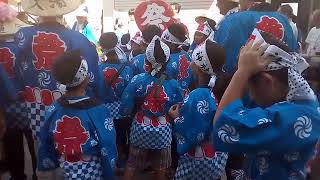 湯澤祭りで子供たちの神輿