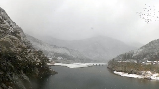 雪景色の口屋内沈下橋　四万十川