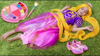 Sofia Pretend Rapunzel doing hairstyle and make up for Princess