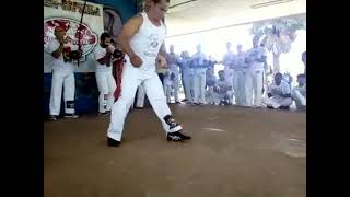 jogo incrível de dois grandes capoeiristas! mestre pequeno e mestre eberson! capoeira Brasília!