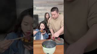 【月亮姐街】小棉襖一直漏風，快過年了我該如何是好#家庭趣事 #爸爸的小棉袄#shorts