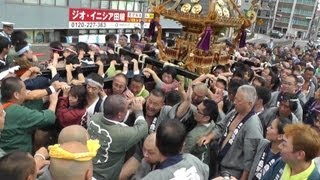 田端八幡神社 例大祭　2013年　本社神輿の町内渡御　JR田端駅の坂→引渡し会場　portable shrine  (Tabata Hachiman Shrine in Kita, Tokyo)