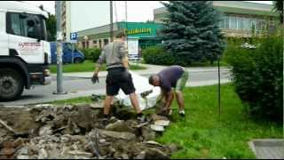 Usuwanie pozostałości fundamentu po kiosku Ruch - Słupsk ul. Br. Gierymskich 3.07.2012