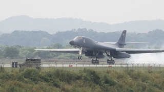 미 폭격기 B-1B, 무장한 채 군사분계선 근처 비행