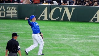 井上温大のプロ初ヒット記念ボールを巨人ベンチに丁寧に投げ返す牧秀悟 2022/09/08 読売ジャイアンツ×横浜DeNAベイスターズ