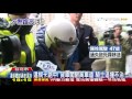 【tvbs】違規卡路中！貨車闖限高車道　騎士追撞不治