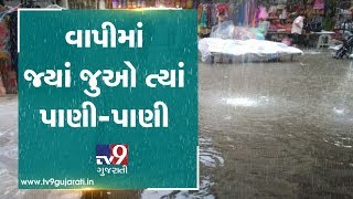 Heavy rain showers lash Vapi, Rain water enters shops, houses - Tv9GujaratiNews