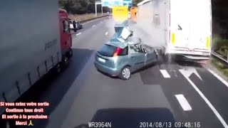 Spectaculaire accident d’un poid lourd avec une voiture en autoroute
