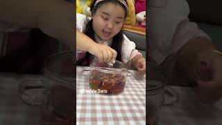 小可愛為奶奶做美味的酸梅湯！ 【小可愛吃不胖】 #vlog #家庭教育#兒童教育#shorts#DIY #funny