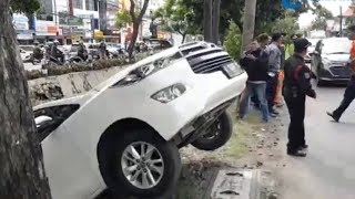 Proses Evakuasi Mobil Toyota Innova yang Terperosok ke Sungai di Jalan Wiyung Surabaya