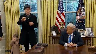 Elon Musk talks to reporters in the Oval Office