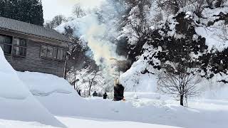 豪雪地の静寂。雪国の大切な祭事「塞の神」10数軒が寄り添い暮らす集落。豪雪地仕様の家が何気に美しい。塞の神では地域の人たちふるまいトテモフレンドリーでしたよ。心地よい空間でした。