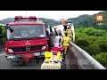 貨櫃車匝道翻覆...車頭懸空 警消破壞車體救人