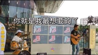 风音老师街头深情地弹唱，观众纷纷上前打赏！连摄影师都听醉了！