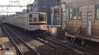 都立大学駅を通過する東武9000系