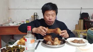 看中午饭老张炖的大骨头棒，老张说真香，三两白酒。