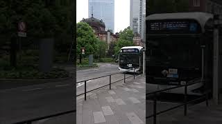 東京駅丸の内駅舎と都営バスの燃料電池車✨レトロな駅舎と近未来的なカタチのバスとの組み合わせ😍