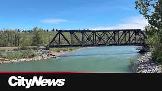 Community mourns death of teen struck by train in N.W. Calgary